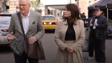 Jacquemus Limao Chaqueta corta usada por Mabel Mora (Selena Gomez) como se ve en Only Murders in the Building (T04E01)