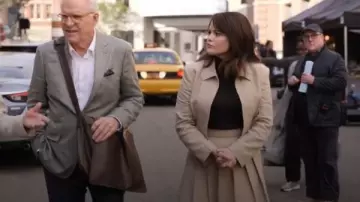 Veste courte Jacquemus Limao portée par Mabel Mora (Selena Gomez) comme on le voit dans Only Murders in the Building (S04E01)