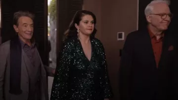 Rotate Mini Vestido de lentejuelas usado por Mabel Mora (Selena Gomez) como se ve en Only Murders in the Building (T04E01)