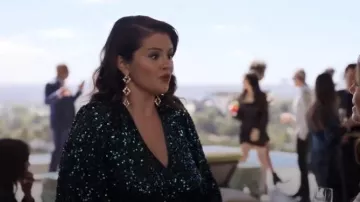 Aretes de cristal en tono dorado Rosantica en platino usados por Mabel Mora (Selena Gomez) como se ve en Only Murders in the Building (T04E01)
