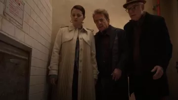 Abrigo de Sandro Vino usado por Mabel Mora (Selena Gomez) como se ve en Only Murders in the Building (T04E01)