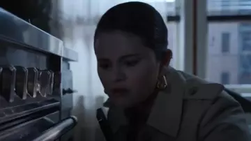 Brinker & Eliza Goldie Hoops portés par Mabel Mora (Selena Gomez) comme on le voit dans Only Murders in the Building (S04E01)