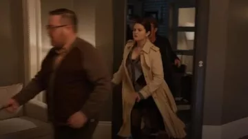 Cárdigan de arlequín gris Ganni usado por Mabel Mora (Selena Gomez) como se ve en Only Murders in the Building (T04E01)