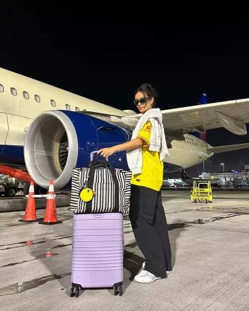 Beis the Small Carry-On Roller en Lavender porté par Shay Mitchell sur sa Story Instagram le 23 août 2024