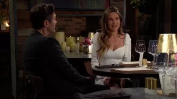 Mac Duggal Bow Shoulder Long Sleeve Sweetheart Fit Mini Dress usado por Heather Stevens (Vail Bloom) como se vio en The Young and the Restless el 23 de agosto de 2024