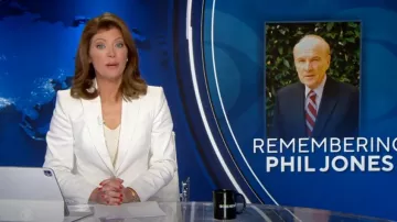Alexander McQueen Chaqueta blazer de mezclilla a medida usada por Norah O'Donnell vista en CBS Evening News el 26 de agosto de 2024