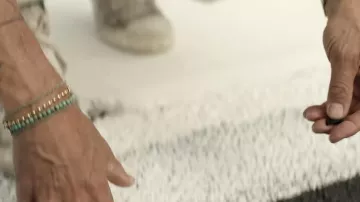 Garde-robe de film F1 : Brad Pitt porte un magnifique bracelet bleu et sterling pour représenter Sonny Hayes (Brad Pitt)