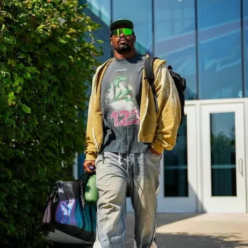 FRR-123 Sudadera con capucha con cremallera y bolsa de gimnasio amarilla descolorida usada por Von Miller en la cuenta de Instagram @blitzfits