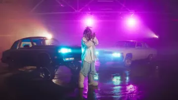 Pantalones de pijama holgy a rayas azul claro de Balenciaga usados por Lil Wayne en Flau'jae, Lil Wayne - Came Out A Beast (Video musical oficial)
