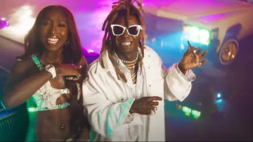 Sobrecamisa blanca de Balenciaga Oversize Snap usada por Lil Wayne en Flau'jae, Lil Wayne - Came Out A Beast (Video Musical Oficial)