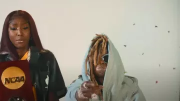 Sudadera con capucha y cremallera gris de Balenciaga usada por Lil Wayne en Flau'jae, Lil Wayne - Came Out A Beast (Video musical oficial)