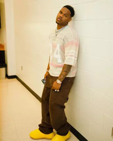 Pantalon Givenchy Dark Brown Distressed Carpenter porté par Fridayy sur le compte Instagram @fridayy