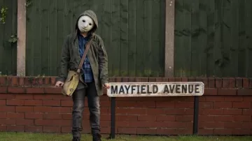 El abrigo que lleva El Curioso (Jaiden Cannatelli) en Creeped Out S01E01