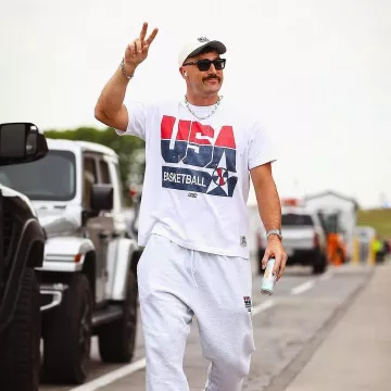 Camiseta Kith x USA Basketball White Logo usada por Travis Kelce en la cuenta de Instagram @blitzfits