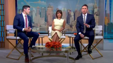 Vestido Prada Stretch Natté en amarillo usado por Sade Baderinwa visto en Good Morning America el 26 de agosto de 2024