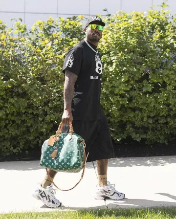 Zapatillas Runner Balenciaga White & Grey Faux Suede usadas por Von Miller en la cuenta de Instagram @blitzfits