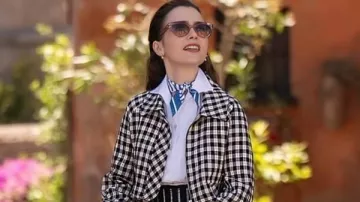 Atuendos de Emily In Paris Temporada 4 Parte 2: Emily Cooper (Lily Collins) usa gafas de sol marrones transparentes en la serie de televisión