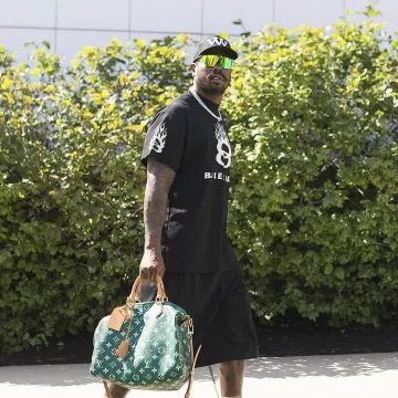 Camiseta Balenciaga Black Mesh Burning Flame Unity usada por Von Miller en la cuenta de Instagram @blitzfits