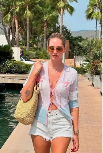 Bolso Tote de rafia de Prada usado por Chiara Ferragni en su publicación de Instagram el 26 de agosto de 2024