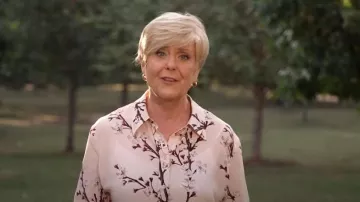 Camisa de seda Alexander McQueen Cherry Blossom en rosa hielo usada por Anne Thompson como se ve en Today el 27 de agosto de 2024