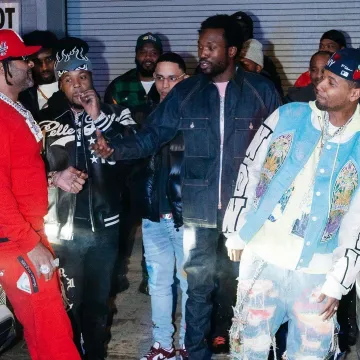 ¿Quién decide la guerra? Sudadera con capucha War Yellow Broken Stained Glass usada por Juelz Santana en la cuenta de Instagram @thejuelzsantana