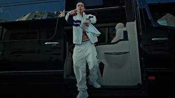 Pantalon de survêtement Palace White & Yellow Palamat porté par Central Cee dans CENTRAL CEE X JRK 19 - BOLIDE NOIR (CLIP VIDÉO)