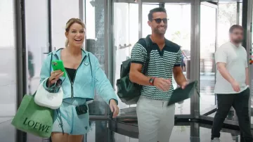 Chaqueta con capucha de tela de felpa Prada usada por Caroline Stanbury como se ve en The Real Housewives of Dubai (T02E12)