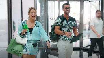 Tarjetero Chanel Classic Flap en Mini Caviar Acolchado de Cadena usado por Caroline Stanbury como se ve en The Real Housewives of Dubai (S02E12)