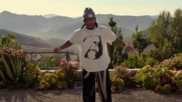 Camiseta Enfants Riches Déprimés Blanco Encadenado A Una Nube que lleva Rylo Rodriguez en Rylo Rodriguez - "85 Cutlass" - (Video Oficial)