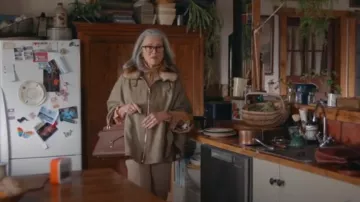 Bolso de cuero Calvin Klein Lock Brown Satchel usado por Marissa (Sarah Peirse) como se ve en Under the Vines (S03E02)