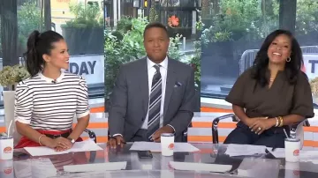 3.1 Sweat-shirt court à col fendu Phillip Lim porté par Sheinelle Jones comme on le voit dans Today le 28 août 2024