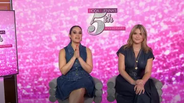 Mini vestido de mezclilla a medida con autorretrato usado por Donna Farizan como se ve en Today with Hoda & Jenna el 28 de agosto de 2024