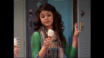 Vert 3/4 manches gaufrées tricot Henley d’Alex Russo (Selena Gomez) dans Les Sorciers de Waverly Place (S02E09)