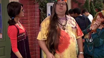 Débardeur violet Free People d’Alex Russo (Selena Gomez) dans Les Sorciers de Waverly Place (S02E17)