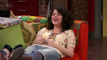 Chemisier floral transparent d’Alex Russo (Selena Gomez) dans Les Sorciers de Waverly Place (S03E22)