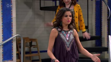Free People débardeur brodé d’Alex Russo (Selena Gomez) dans Les Sorciers de Waverly Place (S04E20)