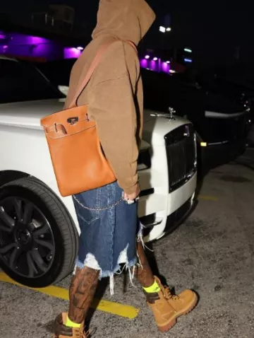 Sac à dos Hermès Hac a Dos GM marron clair porté par Future sur le compte Instagram @futurehendrixbandz