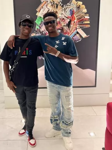 Heron Preston Vintage Blue Super Distressed Jeans porté par Bukayo Saka sur le compte Instagram @drippyballers_