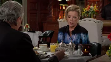 Haut Altuzarra Chika en Shibori Berry Blue porté par Nikki Reed Newman (Melody Thomas Scott) comme on le voit dans Les Feux de l’Amour le 29 août 2024