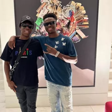 Gafas de sol Prada Black & Purple Symbole usadas por Bukayo Saka en la cuenta de Instagram @drippyballers_