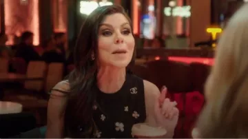 Chaleco de cachemira floral de Chanel usado por Heather Dubrow como se ve en The Real Housewives of Orange County (S18E08)
