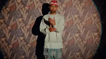 ¿Quién decide la guerra? Parche de ventana de metal azul retorcido jeans usados por Jay Wheeler en Myke Towers & Jay Wheeler - AUNQUE LLEGUE OTRO (Visualizador)