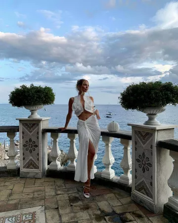 Bolso de mano Chanel Minaudiere Shell usado por Leonie Hanne en su Instagram el 28 de agosto de 2024