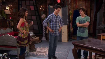 Free People Floral Ruffle Robe Débardeur d’Alex Russo (Selena Gomez) dans Les Sorciers de Waverly Place (S04E15)