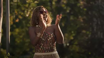Zimmermann Ottie Wide Link Paisley Maillot de bain porté par Vivian Banks (Cassandra Freeman) comme on le voit dans Bel-Air (S03E07)