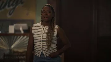 Tanque de cárdigan de cuello redondo dividido a rayas de Madewell en el faro de rayas de horno usado por Yolanda Porter (Akilah A. Walker) como se ve en Bel-Air (S03E07)