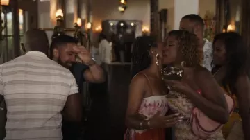 Max Mara Sac Pasticcino moyen aspect raphia porté par Vivian Banks (Cassandra Freeman) comme on le voit dans Bel-Air (S03E07)