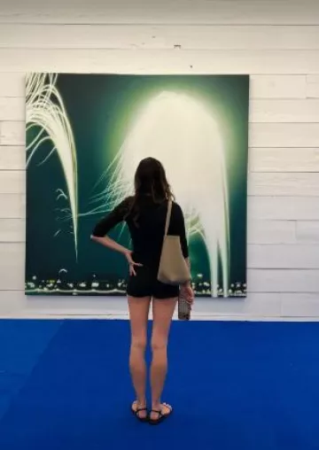 The Row Small N/S Park Tote en cuero usado por Phoebe Tonkin en su publicación de Instagram el 27 de agosto de 2024