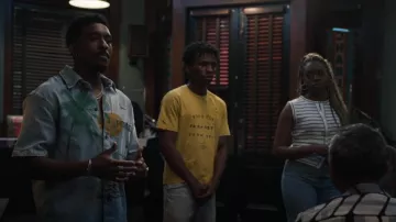 T-shirt délavé Zara avec slogan porté par Terrell (Israel Johnson) comme on le voit dans Bel-Air (S03E07)