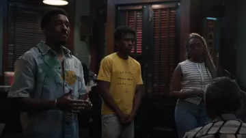 T-shirt délavé Zara avec slogan porté par Terrell (Israel Johnson) comme on le voit dans Bel-Air (S03E07)